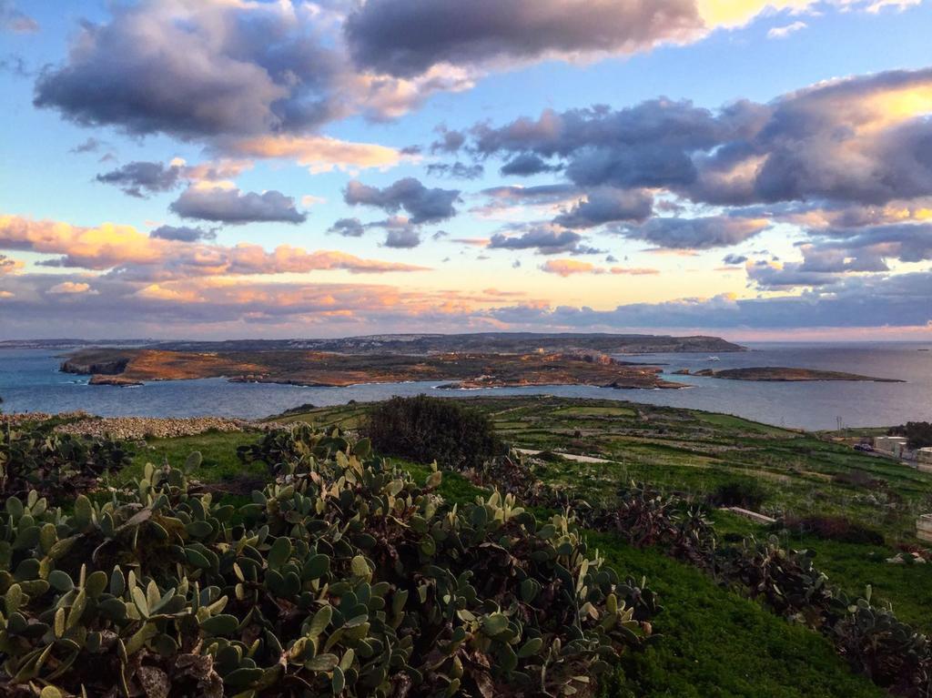 Ta'Kemmuna Hotel Qala Esterno foto