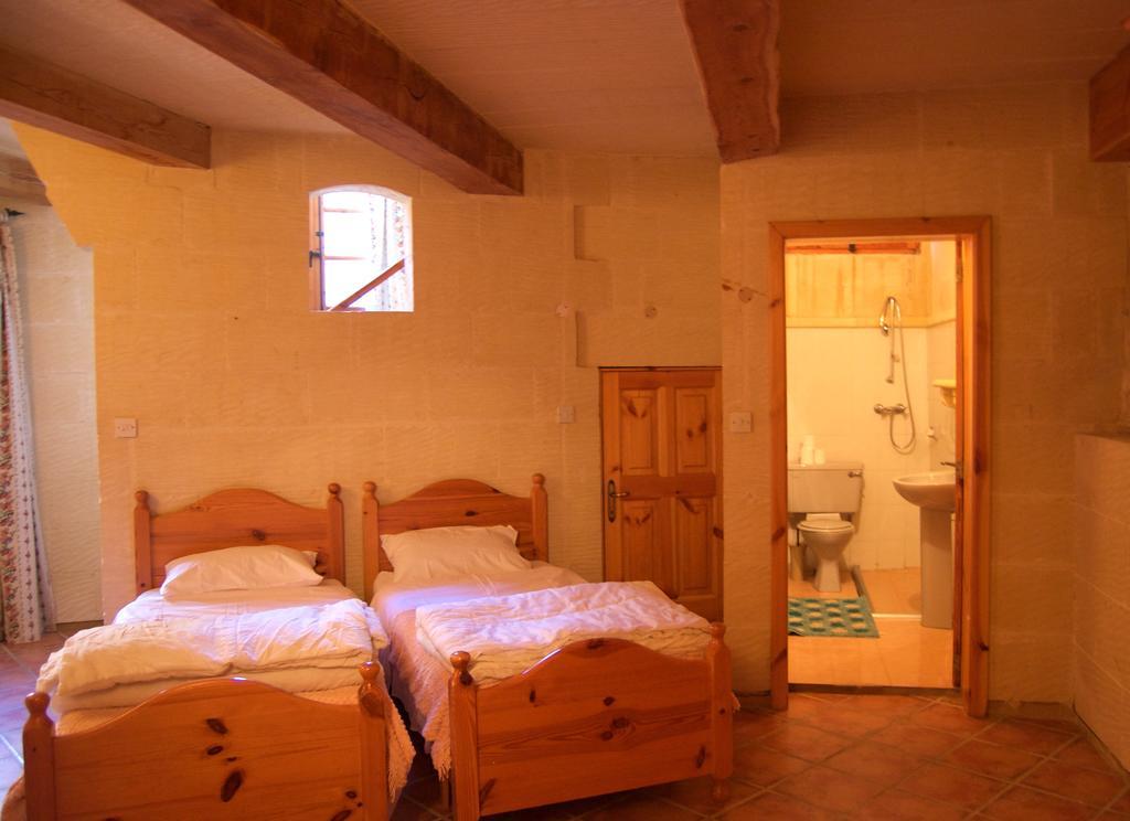 Ta'Kemmuna Hotel Qala Esterno foto